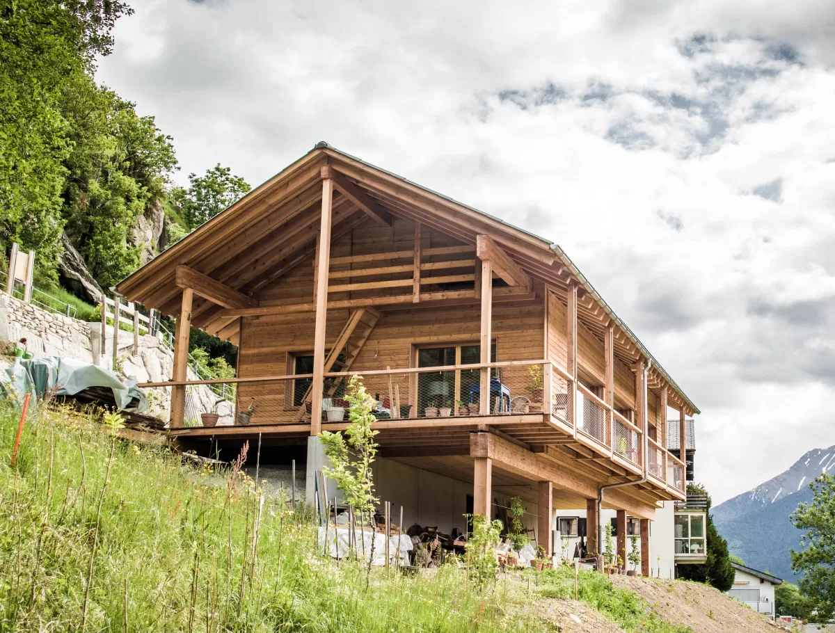 in Birgisch mit einer Netto-Wohnfläche von 96 m2 ist eines der ersten solaren Direktgewinnhäuser im «Sonnenkanton Wallis»: ein optimal dämmendes Vollholzwandsystem aus regionalem, in abnehmendem Mond geschlagenem Fichtenholz, genügend Speichermasse, spezielles Fensterglas und eine optimale Beschattung machen eine Heizung überflüssig (lediglich ein kleiner Stückholzofen überbrückt lange winterliche Schlechtwetterphasen). Praktisch ausschliesslich werden ökologische Materialien verwendet. Walliser und Berner 