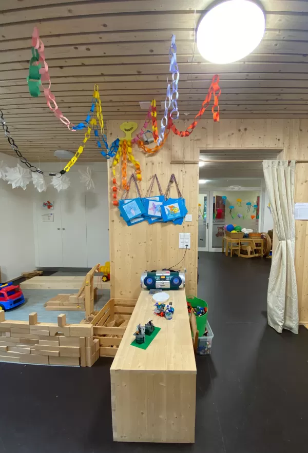 Kindergarten Lehrerzimmer aus Truberholzwänden, Schalung Falzbrett liegend, Farbe passend zum alten Gebäude