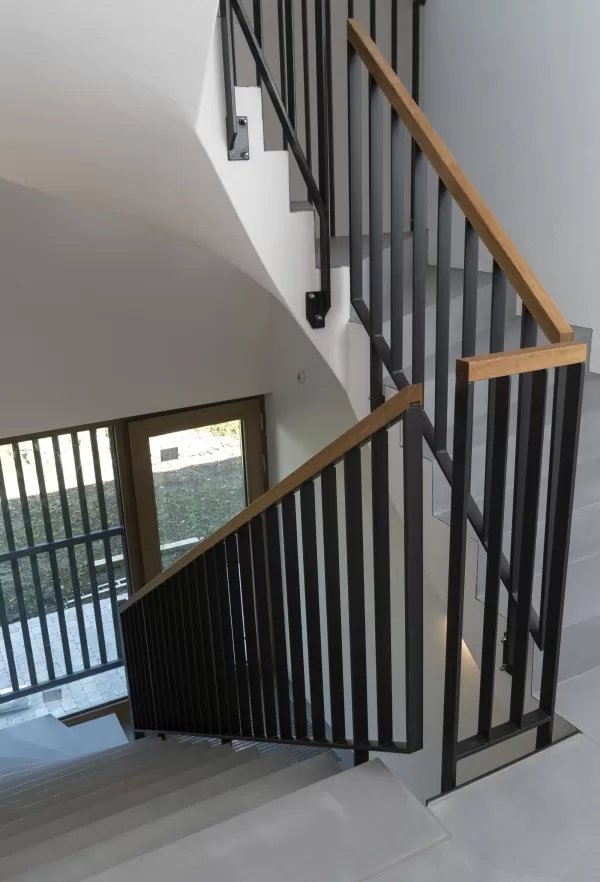 Mehrfamilienhaus Truberholzhaus Recherswil, Schweizer Holz, Truberholzwände sind nicht sichtbar, die Dübel sind nicht sichtbar, Fassade ist vorvergraut, es hat eine Attikawohnung, im Erdgeschoss und Obergeschoss hat es Loggaeinschnitte (Terrasse, Balkon), moderner Neubau, auf dem Dach ist ein Sonnensegel, Flachdach mit Solarpanel, es hat kein Keller dafür ein zusätzliches Gebäude mit Autounterstand und Lagerraum, Umschwung mit Rasen