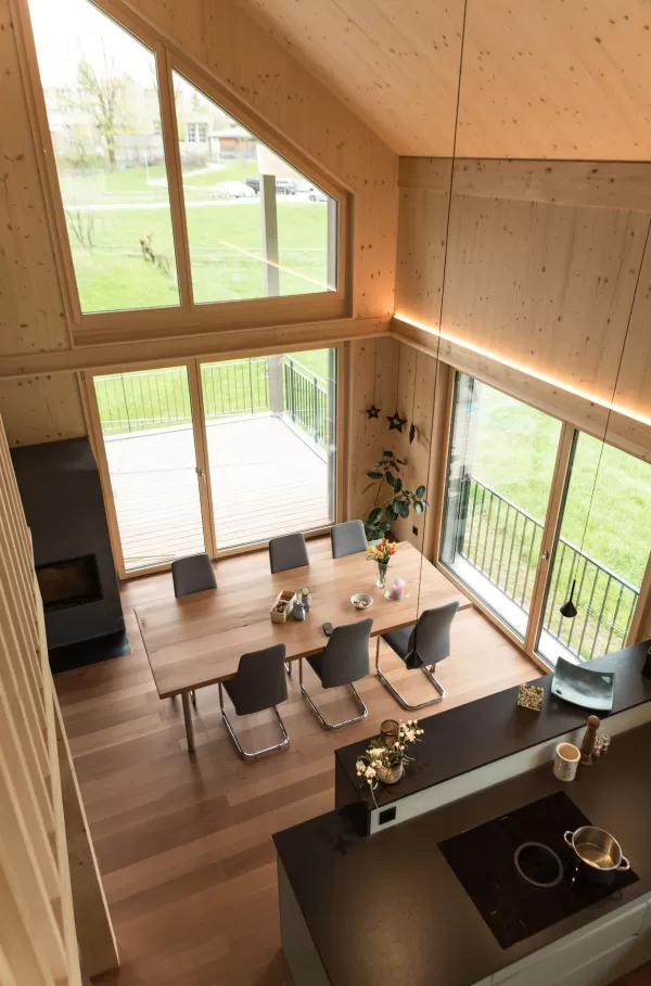 Truberholz Mehrfamilienhaus. Aussenschalung vor vergrautes Falzbrett aus Tanne, integrierte Sauna in Ferienwohnung, Saunawand aus Tanne, Möbel in der Saune aus Arven Holz, Truberholz-Wände innen sichtbar, inklusive Decke Dachschräge, Gebäudehülle Truberholz sichtbar, Innendecke Brettstapel, Boden ist alles Trockenbauaufbau, Zimmer und Bad aus Tannen Holz und allgemein Räume sind Buchenriemenboden. Türen sind alle Massivholz mit Blockfutter aus Tanne.