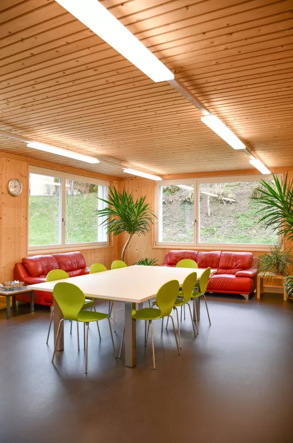Kindergarten Lehrerzimmer aus Truberholzwänden, Schalung Falzbrett liegend, Farbe passend zum alten Gebäude