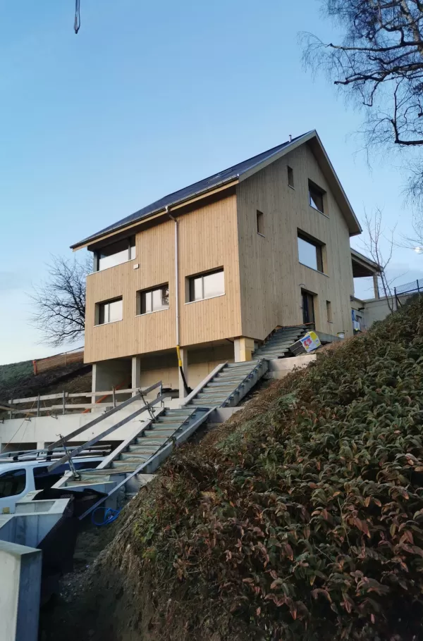 Einfamilienhaus Aufrichten in Münchenwiler bei schönstem Sonnenschein. Die Treppe wurde mit dem Baukran in das Haus gebracht. Die Elemente passen perfekt ineinander. Sehr gute Arbeit von unseren Mitarbeitern.