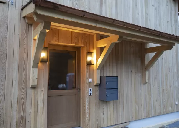 Ausbau Scheune zu Wohnhaus alles aus Truberholzelmente in Lauenen Berner Oberland. Freistehendes Cheminée zur ganzen Wohnungsheizung. Sonnenschutz aus Holz.