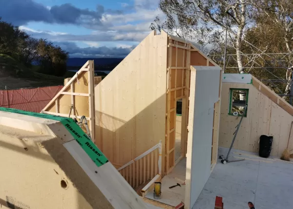 Einfamilienhaus Aufrichten in Münchenwiler bei schönstem Sonnenschein. Die Treppe wurde mit dem Baukran in das Haus gebracht. Die Elemente passen perfekt ineinander. Sehr gute Arbeit von unseren Mitarbeitern.
