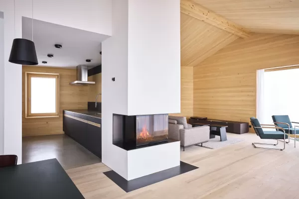 Ferienwohnung aus Truberholz mit wunderschöner Glasfront. Integriertes Bad im Schlafzimmer. Küche mit eingebauten Griffe.