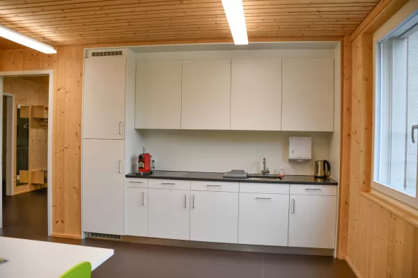 Kindergarten Lehrerzimmer aus Truberholzwänden, Schalung Falzbrett liegend, Farbe passend zum alten Gebäude