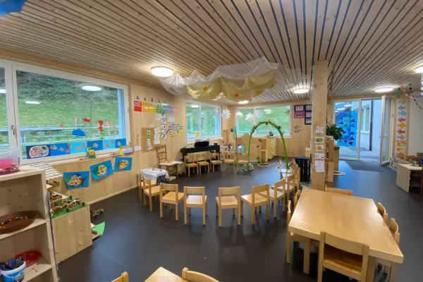 Kindergarten Lehrerzimmer aus Truberholzwänden, Schalung Falzbrett liegend, Farbe passend zum alten Gebäude