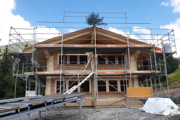 Aufrichten, Bauphase, Baudienstleistung, Planung Truberholzhaus, Ersatzneubau, Wohnhaus, Einfamilienhaus, im grünen in Launen