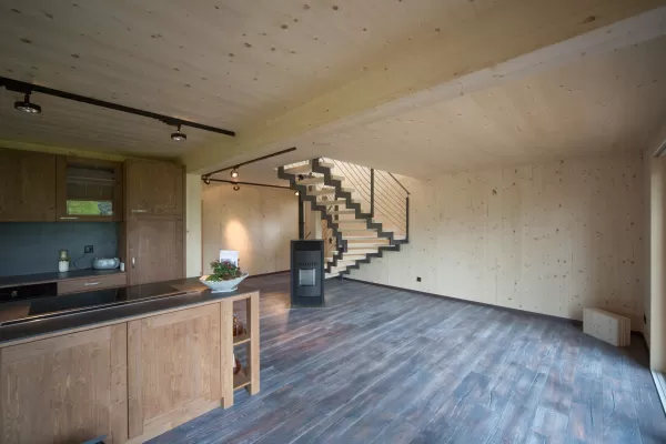 Wohnhaus Truberholzhaus Schalung aussen liegend Truberholzwände sichtbar, im Bad alles Holz inkl, Boden, in der Küche alles Holz inkl, Küchenboden Regionalität Truberholz Schweizer Holz Zimmermann Seeland