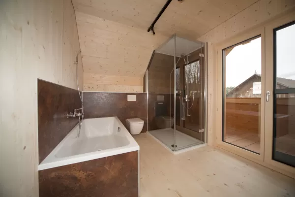 Wohnhaus Truberholzhaus Schalung aussen liegend Truberholzwände sichtbar, im Bad alles Holz inkl, Boden, in der Küche alles Holz inkl, Küchenboden Regionalität Truberholz Schweizer Holz Zimmermann Seeland
