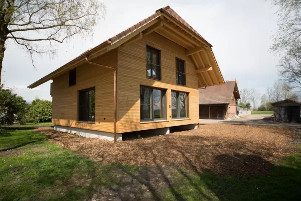 Wohnhaus Truberholzhaus Schalung aussen liegend Truberholzwände sichtbar, im Bad alles Holz inkl, Boden, in der Küche alles Holz inkl, Küchenboden Regionalität Truberholz Schweizer Holz Zimmermann Seeland