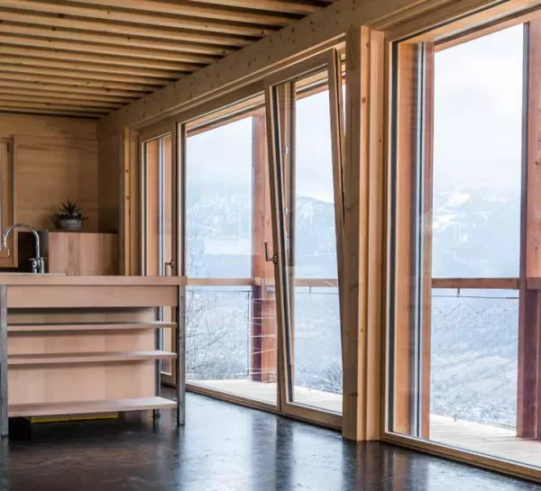 in Birgisch mit einer Netto-Wohnfläche von 96 m2 ist eines der ersten solaren Direktgewinnhäuser im «Sonnenkanton Wallis»: ein optimal dämmendes Vollholzwandsystem aus regionalem, in abnehmendem Mond geschlagenem Fichtenholz, genügend Speichermasse, spezielles Fensterglas und eine optimale Beschattung machen eine Heizung überflüssig (lediglich ein kleiner Stückholzofen überbrückt lange winterliche Schlechtwetterphasen). Praktisch ausschliesslich werden ökologische Materialien verwendet. Walliser und Berner 